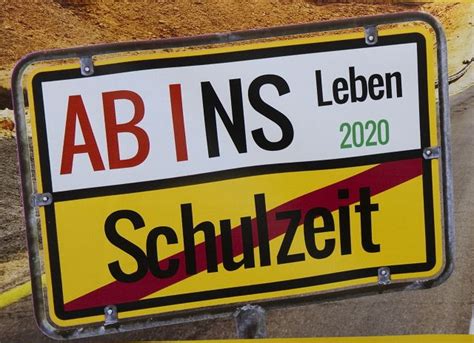Leuchtet die sonne, ziehen die wolken klingen die lieder weit übers meer leuchtet die sonne, ziehen die wolken klingen die lieder weit übers meer. Wenn die bunten Fahnen wehen … - Herderschule Kassel