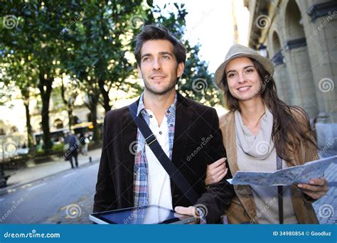 Touristen In Der Stadt Stockfoto Bild Von Paare Frau 34980854