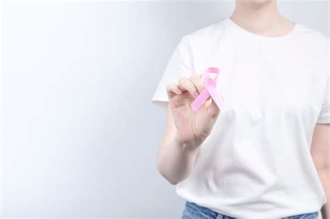 Wereld Borstkanker Dag Concept Vrouw In Wit T Shirt Houdt Roze Lint In