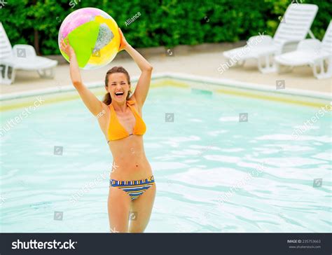 Portrait Smiling Young Woman Beach Ball Foto De Stock 235753663 Shutterstock