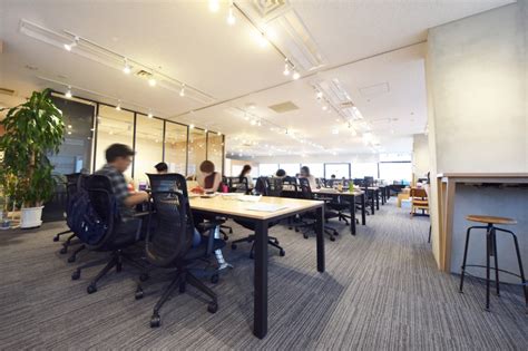 自ら工夫して多様な働き方ができるオフィス｜デザイナーズオフィスのヴィス カフェカウンター 床上げ レイアウトデザイン