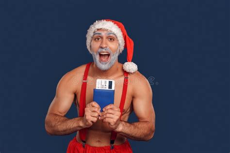 Estilo Libre De Navidad El Joven Santa Claus Se Desnuda El Cuerpo Superior Muscular En El