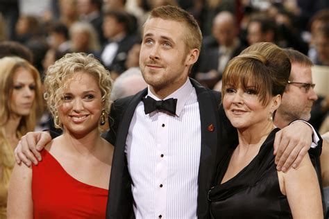 La Mère Enseignante De Ryan Gosling était Gênée Par Ses Cheveux Lors Dune Cérémonie De Remise