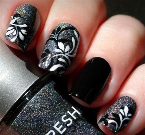 30 diseños de uñas en blanco y negro que se te verían increíbles. purpurina el arte de destacar negro y plata ⋆ Diseños de ...