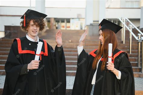 Retrato De Dos Estudiantes Graduados Felices Foto Premium