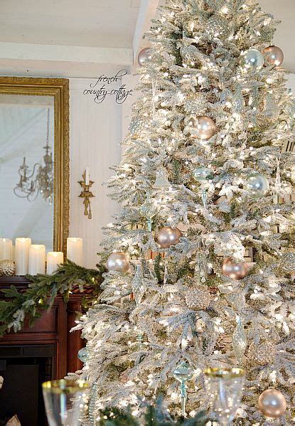 Silver and white christmas decorations. 37 Awesome Silver And White Christmas Tree Decorating ...