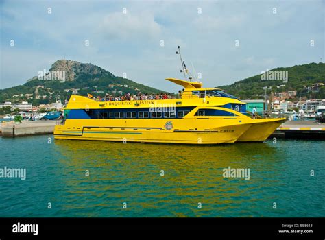 Glasboden Boot Katamaran In Den Hafen Von L Estartit Costa Brava Katalonien Spanien