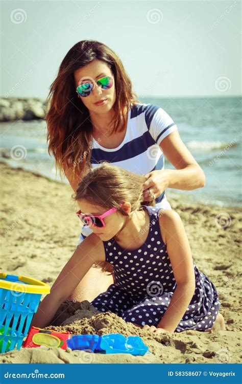 Madre E Hija De La Familia Que Se Divierten En La Playa Imagen De