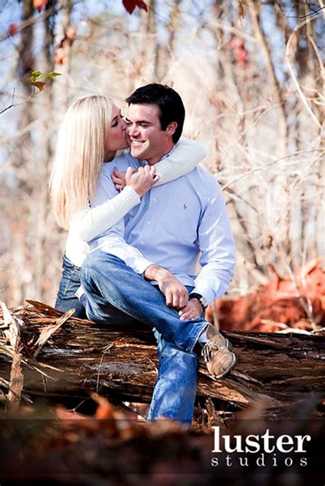 20 The Best Engagement Photo Poses Examples Wedding Forward Engagement Photos Fall