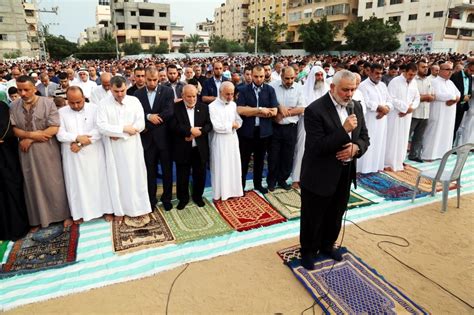 بالصور غزة تحيي صلاة العيد في الساحات العامة وكالة خبر الفلسطينية
