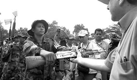 Adiós A Las Armas 30 Años De Procesos De Paz En Colombia