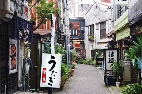 Videos on social media show the mudslide hitting the town, sweeping houses and vehicles away. tokyogems: " strolling around atami, shizuoka. 熱海ぶらぶら ...