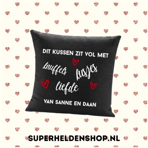 Wie Wil Jij Graag Die Knuffel Geven Met Dit Kussen Geef Je Knuffels En Kusjes Op Afstand Aan