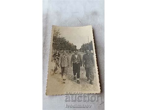 Снимка Трима млади мъже жена и малко момче на разходка Стари снимки Изделия от хартия