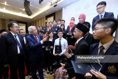 Semoga maju jaya dan buat bersungguh sungguh esok ya!! Mahadzir Khalid Sampaikan Anugerah Pelajar Terbaik STPM