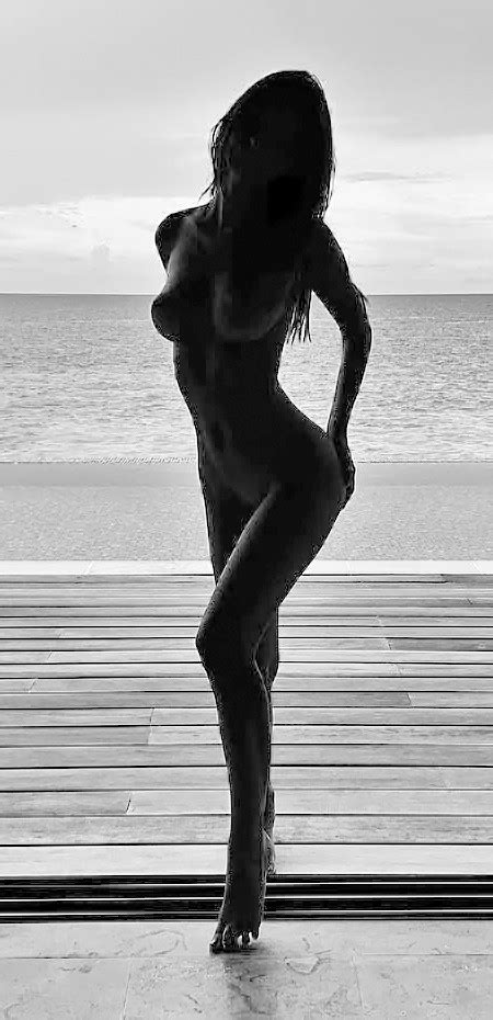 Emily Ratajkowski Nude In Maldives 5 Photos The Fappening