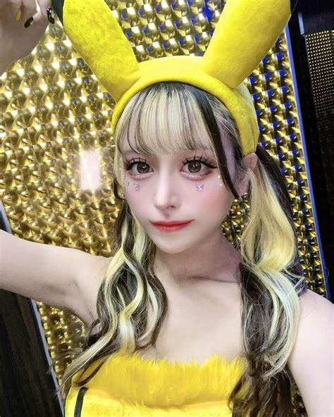 りこぴんさんのインスタグラム写真 りこぴんinstagram「ツインテールで無いと、ピカチュウとは言えない💛 次いつピカチュウ着れるかな？🥹💖 コスプレ女子 ポートレート