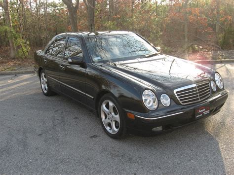 The engine offers a displacement of 3.2 litre matched to a rear wheel drive system and a automatic gearbox with 5 gears. 2002 Mercedes Benz E320