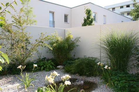 Sie können die sitze ihrer gartenmöbel in weiß lackieren, wodurch eine moderne und. Wie kann ich einen kleinen Garten hübsch gestalten?