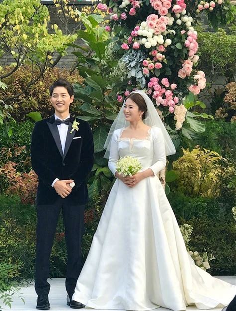 And now, much to fans' delight around the world, that romance is becoming reality. Song Hye Kyo & Song Joong Ki Are Married | rolala loves