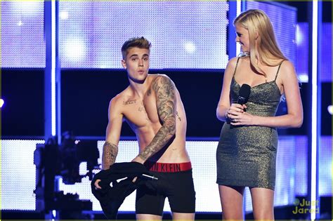 Justin Bieber Strips Down On Stage At Fashion Rocks Photo