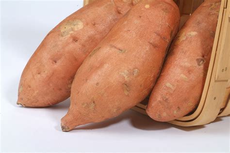 Wash the sweet potatoes, scrubbing the skin well and dry completely with a kitchen towel. 6 Wonderful Foods For Growing Children!!!