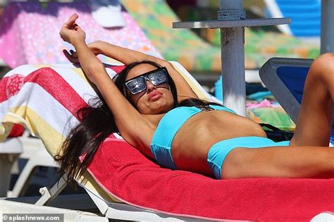 Chantelle Houghton Displays Her 4st Weight Loss In Blue Bikini As She