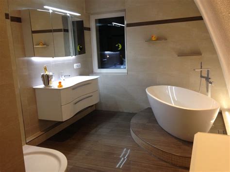 Nach wie vor werden für schnelle wannensanierungen in beschädigte wannen neue. Bad mit Fliesen Podest für Wanne - Fliesenfalko