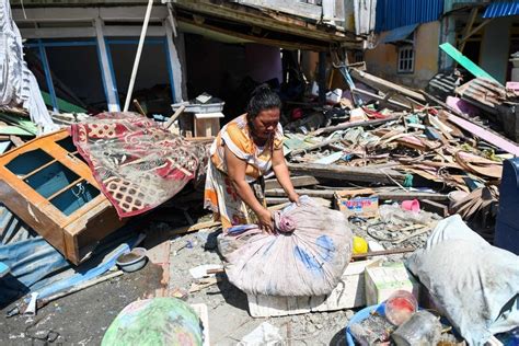 Aid Trickling In As Indonesia Death Toll Passes 1400 Mpr News