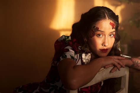 Entre la niebla que oscurece el amanecer azul profundo yo puedo ver y no me deja entender. Denise Rosenthal lanza su sencillo más personal, "Amor de ...
