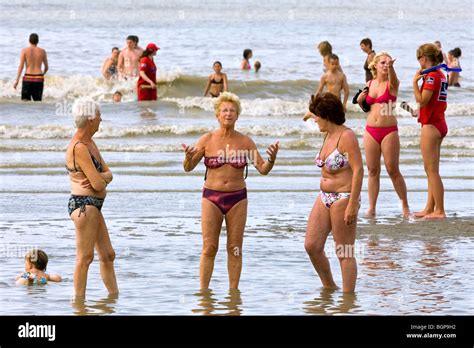 Le Donne Anziane In Bikini Pagaiando Lungo La Spiaggia Del Mare Del