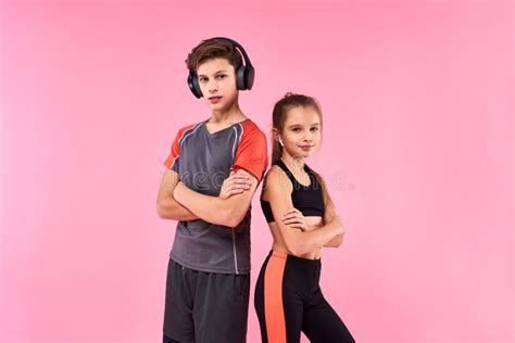 één Team Twee Tieners Jongen En Meisje Die Via Een Oortelefoon Naar Muziek Luisteren Voordat Ze