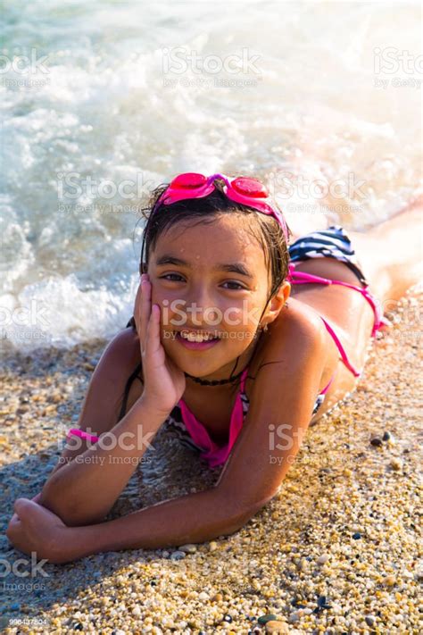 Photo Libre De Droit De Bonne Teen Girl Sur La Plage Samusant À La Mer