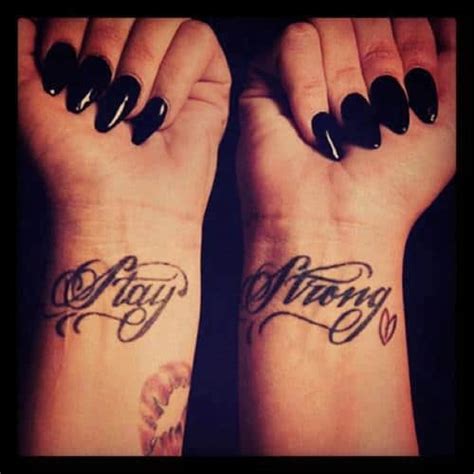 Tatouage Lettrage écriture Stay Strong Inkage