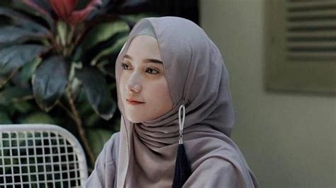 Contek 5 Ide Style Hijab Yang Menutup Dada Untuk Wisuda