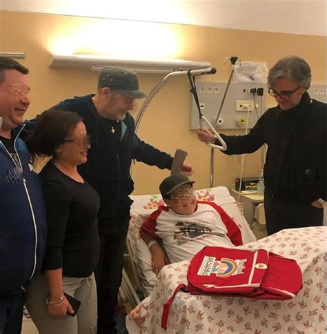 Vasco Rossi In Ospedale A Bologna Dai Bambini Malati
