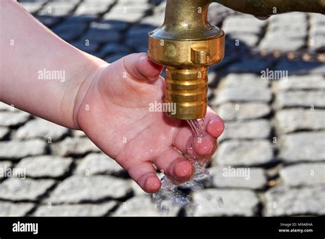 Thirsty Kids Hi Res Stock Photography And Images Alamy