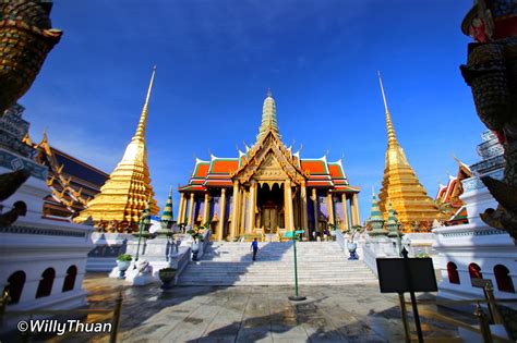This is used to be the residence of the king but today, it's used for ceremonial events and ofcourse, an attraction for tourists. The Grand Palace in Bangkok and Wat Phra Kaew