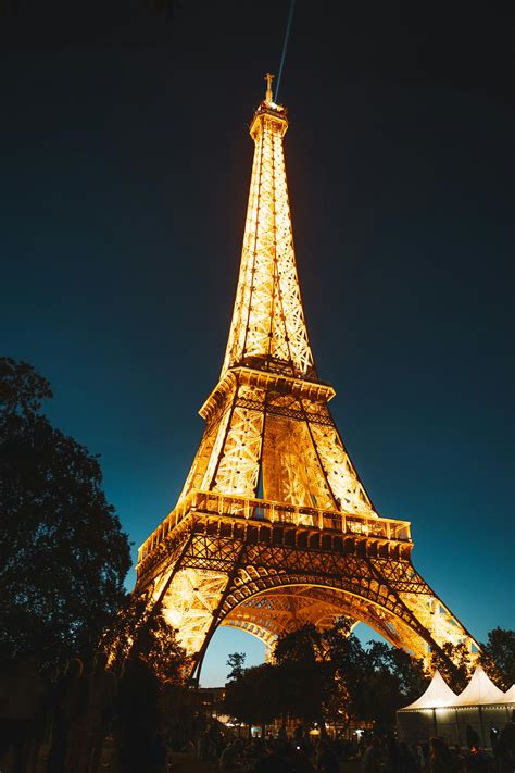 Torre Eiffel Iluminada En París · Foto De Stock Gratuita