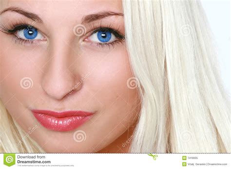 Het Portret Van De Close Up Van Een Mooie Blauw Eyed Blonde Stock Afbeelding Image Of Elegant