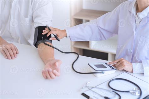 Médico Medindo E Verificando A Pressão Arterial Do Paciente No Hospital