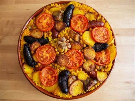 El arroz al horno es uno de los platos típicos de la comunidad valenciana y tiene su origen en la costumbre popular de cocinarlo cada lunes, con las sobras de platos hechos el fin de semana. Cómo Hacer Arroz al Horno Valenciano - Cocina Guru