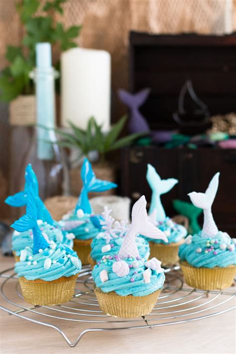 Verteile den teig auf 2 backringe mit den größen 24 und 18 cm und backe sie im vorgeheizten ofen bei 180° o/u für etwa 37 minuten. Rezept für Meerjungfrauen Cupcakes | Meerjungfrau kuchen ...