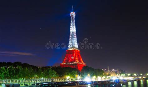 Signaler cet article à etsy. Tour Eiffel S'est Allumé En Couleurs Du Drapeau De La ...