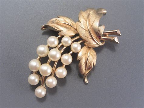 Vintage Trifari Pearl Brooch Gold Tone Etsy Pearls Jewelry Diy