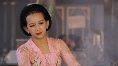 Following the theft reported by indonesian actress and politician raja yunika putri to the. Jogja Archive | PUTRI RAJA DI BALIK UPACARA - YouTube