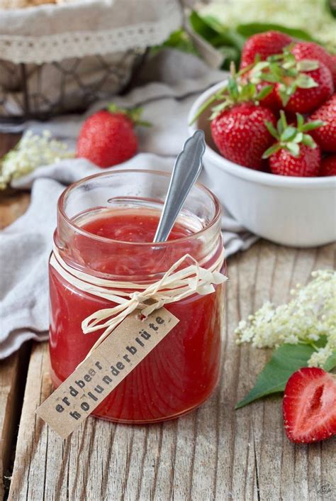 Ganz köstlich schmeckt die marmelade zu kaiserschmarrn, die marmelade kurz erwärmen und zutaten: Erdbeer Holunderblüten Marmelade - Rezept - Sweets ...
