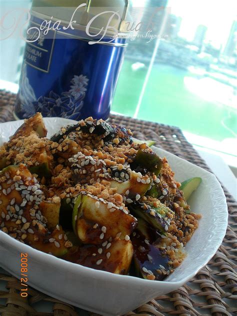 Rojak means an eclectic mix in colloquial malay, and the dish sure lives up to its name. SUMBER INSPIRASIKU: ROJAK BUAH POWER