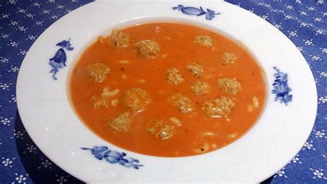 Foto Sara B Clausen D ejlig cremet og god tomatsuppe med krydrede kødboller og små fine pasta