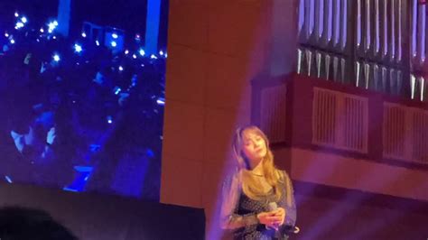 누구도 원할줄 몰랐죠 이 날이 오기 전에 난 어떻게 품는줄 몰랐죠 댈 만나기 전에 (휠릴리) 여길 좀 보아요 (휠릴리) 내게로 걸어와요. 휠릴리_이수영 - YouTube